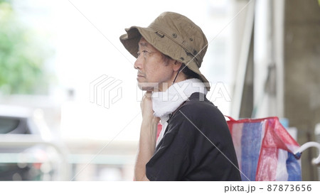 シニア男性　労働者　 87873656