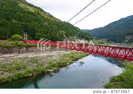 秋葉ダム直下の天竜川に架かる赤い吊り橋 竜山橋(静岡県浜松市) 秋葉ダム直下の天竜川に架かる赤い吊り橋 竜山橋(静岡県浜松市) 87873867