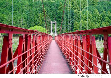秋葉ダム直下の天竜川に架かる赤い吊り橋 竜山橋(静岡県浜松市) 秋葉ダム直下の天竜川に架かる赤い吊り橋 竜山橋(静岡県浜松市) 87873869
