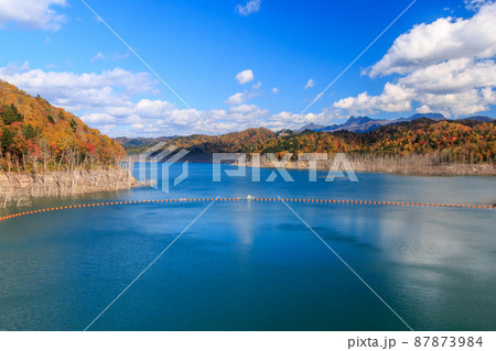 北海道夕張市、紅葉のシューパロ湖と夕張岳【10月】 北海道夕張市、紅葉のシューパロ湖と夕張岳【10月】 87873984