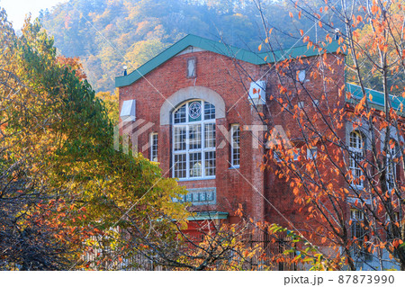 北海道夕張市、紅葉の滝の上発電所【10月】 87873990