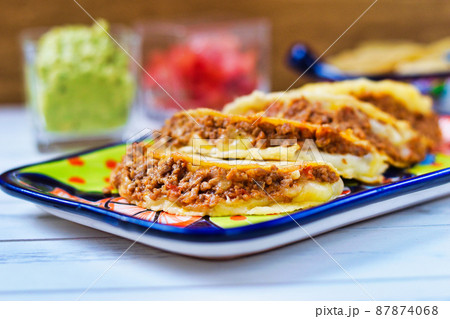 メキシコ料理のケサディージャ 87874068