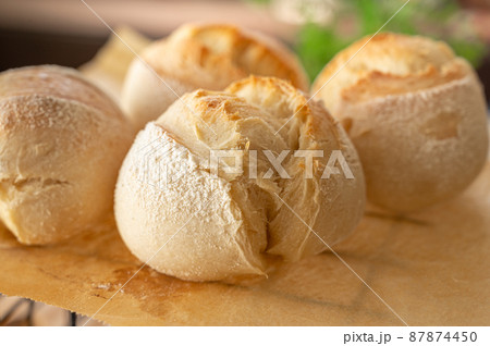 焼きあがったフランスパン 焼きあがったフランスパン 87874450