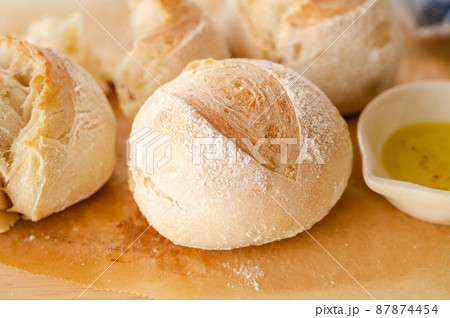 自家製フランスパンとオリーブオイル 87874454