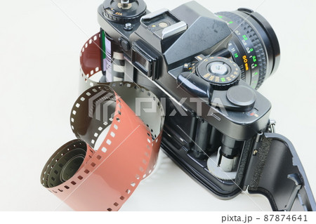 フイルム一眼レフカメラとフイルム フィルムが飛び出した一眼レフカメラ 87874641