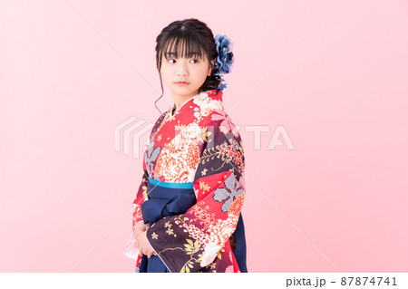 はかま姿の小学生の女の子 87874741