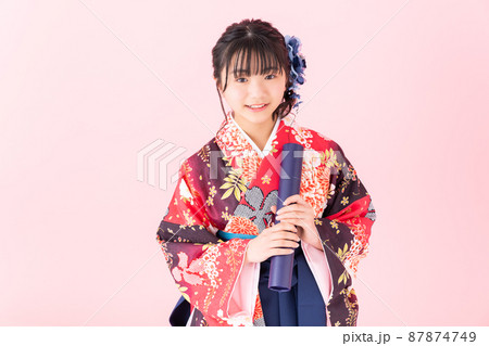 はかま姿の小学生の女の子 はかま姿の小学生の女の子 87874749