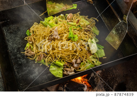 普通の焼きそば Chow mein noodles dish 普通の焼きそば Chow mein noodles dish 87874839
