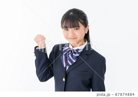 白バックでガッツポーズする中学生 87874884
