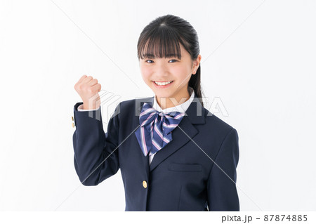 白バックでガッツポーズする中学生 87874885