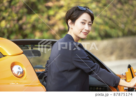 オープンカーに乗るミドル女性 オープンカーに乗るミドル女性 87875174