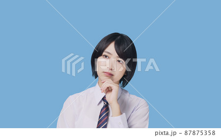 考える女性　女子高生 87875358
