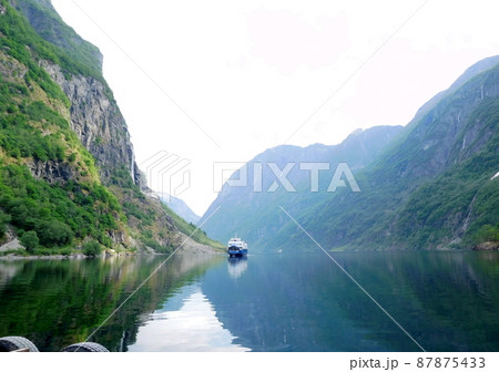 ノルウェー ネーロイフィヨルド グドヴァンゲン クルーズ船 ノルウェー ネーロイフィヨルド グドヴァンゲン クルーズ船 87875433