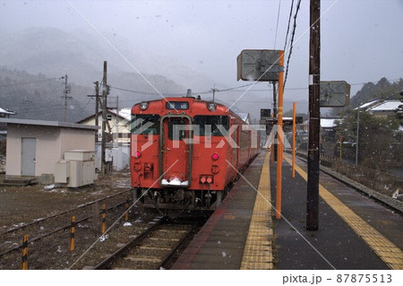 小雪舞う狩留家駅 87875513