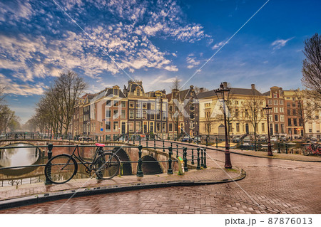 Amsterdam Netherlands, city skyline of Dutch house at canal waterfront 87876013