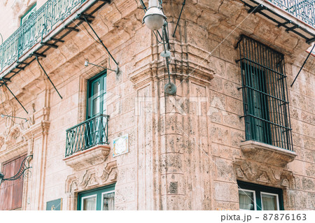 Authentic view of a street of Old Havana with old buildings and cars 87876163