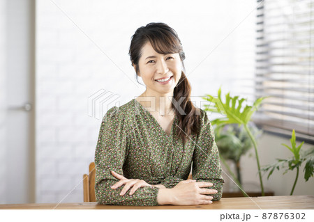 カメラ目線で笑顔のアラフィフの女性 カメラ目線で笑顔のアラフィフの女性 87876302