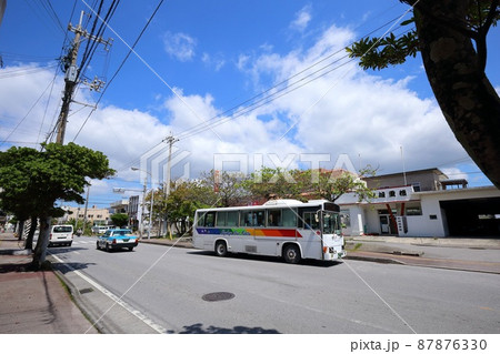 沖縄　名護　名護の街並みと路線バス 87876330