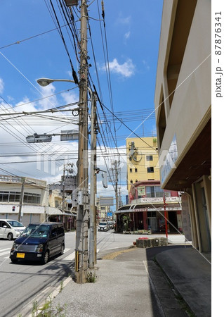 沖縄　名護　名護の街並み（城十字路付近） 87876341