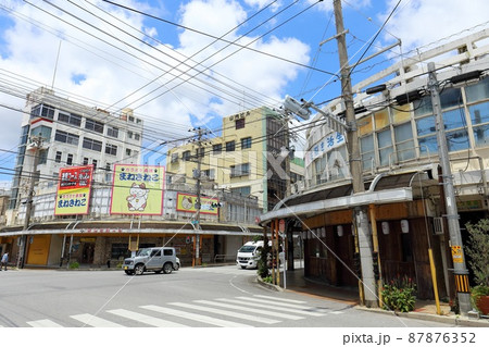 沖縄　名護　名護の街並み（名護十字路付近） 87876352