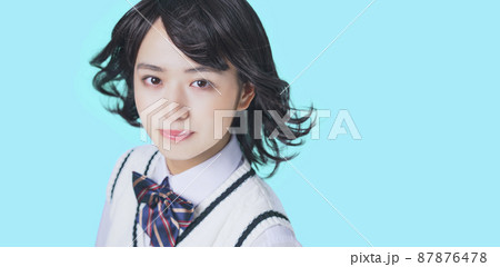 髪をなびかせる笑顔の女子学生　高校生　受験生 87876478