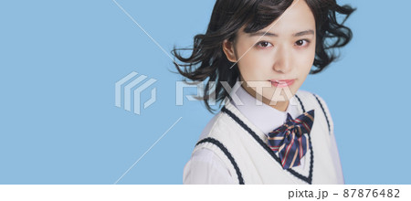 髪をなびかせる笑顔の女子学生　高校生　受験生 87876482