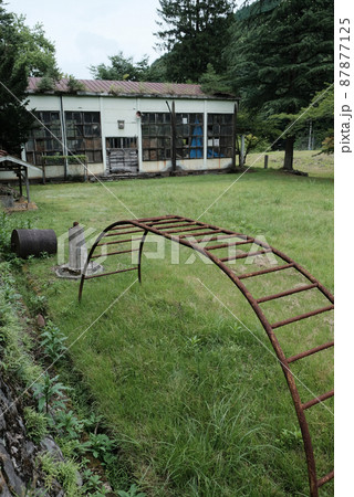 レトロな遊具 87877125