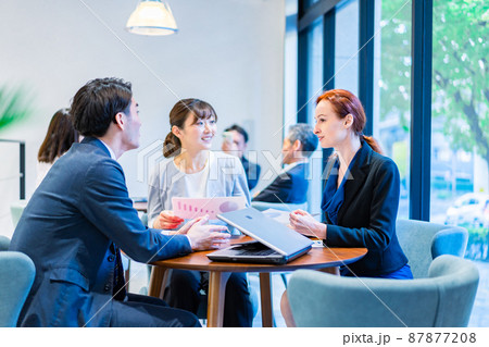 オフィスで打ち合わせをするスタッフ 87877208