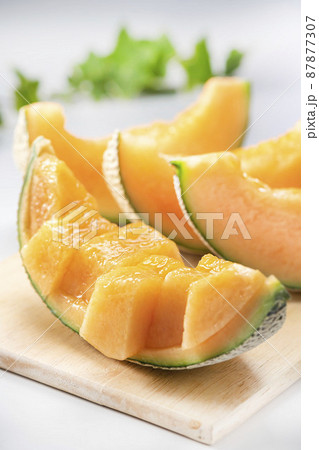 新鮮で美味しい赤肉のメロン 87877307