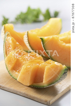 新鮮で美味しい赤肉のメロン 87877308