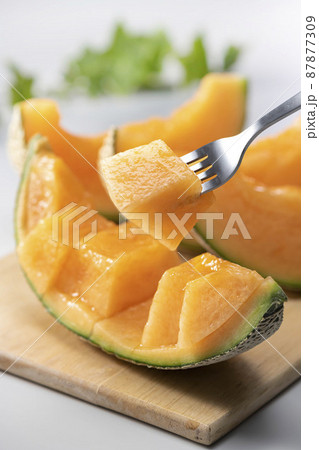 新鮮で美味しい赤肉のメロン 87877309