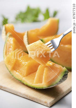 新鮮で美味しい赤肉のメロン 87877310
