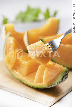 新鮮で美味しい赤肉のメロン 87877311