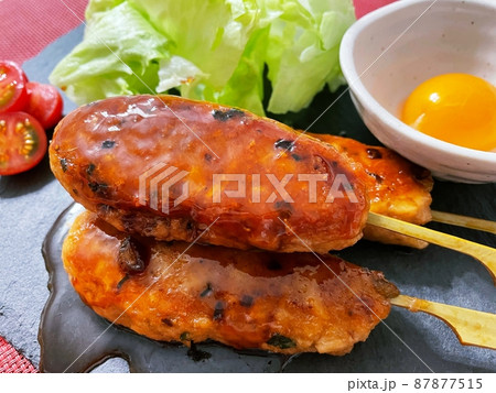鶏のつくね　卵の黄身を付けて食べる 87877515