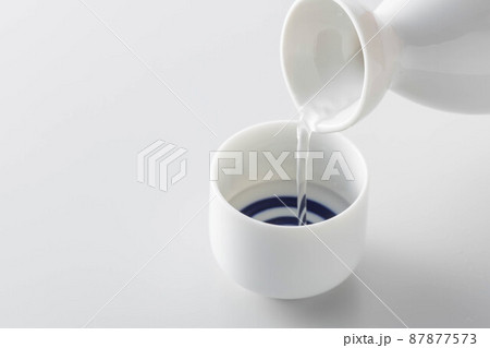 美味しい日本酒の効き酒 87877573