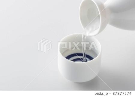 美味しい日本酒の効き酒 87877574