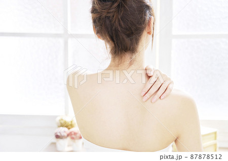 女性 美容 背中 リビング 女性 美容 背中 リビング 87878512