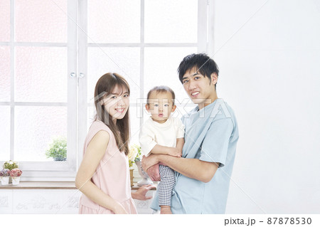 家族ポートレート 夫婦と赤ちゃん カメラ目線 家族ポートレート 夫婦と赤ちゃん カメラ目線 87878530