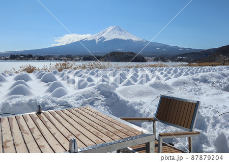 富士山を望むテラス　雪景色（河口湖　大石公園　2022年2月） 87879204
