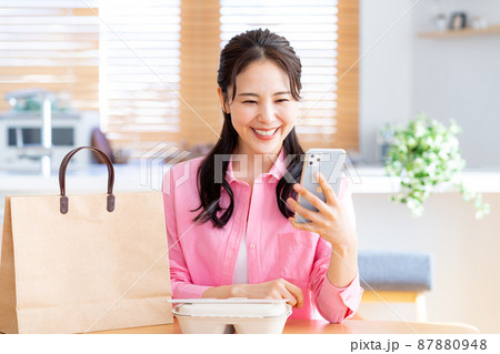 スマホで注文する若い女性 87880948