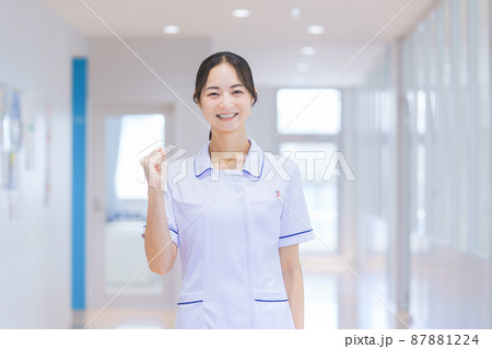 ガッツポーズする廊下の医療従事者 撮影協力:中央工学校附属日本語学校 ガッツポーズする廊下の医療従事者 撮影協力:中央工学校附属日本語学校 87881224