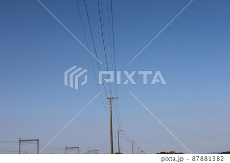 電柱に青い空そして鉄道 電柱に青い空そして鉄道 87881382