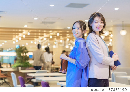 オフィスの若いエンジニアの女性 87882190