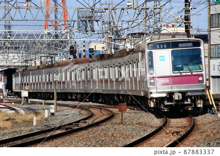地上線を走る地下鉄・半蔵門線8000系 87883337