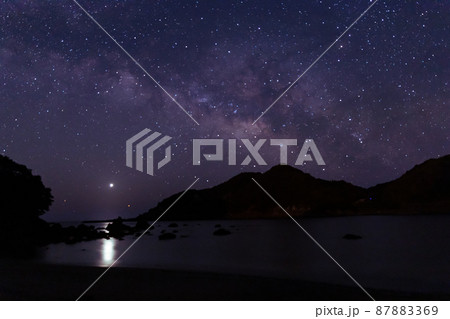 宮崎県日南市南郷町男女島がある夫婦浦海岸の上に広がる星空に横に流れる天の川と海を照らす金星 宮崎県日南市南郷町男女島がある夫婦浦海岸の上に広がる星空に横に流れる天の川と海を照らす金星 87883369