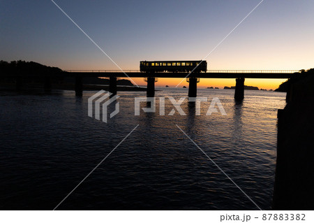 東の空がマジックアワーになった中日南市南郷町の鉄橋を走行するJR九州ローカル線日南線のキハ40 東の空がマジックアワーになった中日南市南郷町の鉄橋を走行するJR九州ローカル線日南線のキハ40 87883382
