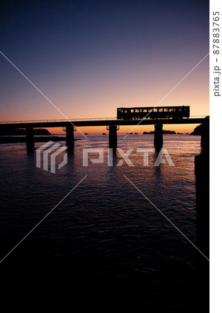 東の空がマジックアワーになった中日南市南郷町の鉄橋を走行するJR九州ローカル線日南線のキハ40 東の空がマジックアワーになった中日南市南郷町の鉄橋を走行するJR九州ローカル線日南線のキハ40 87883765