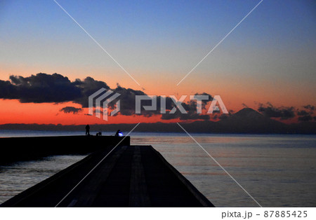 千葉県館山市の北条桟橋で釣りをする人と富士山の夕景 千葉県館山市の北条桟橋で釣りをする人と富士山の夕景 87885425