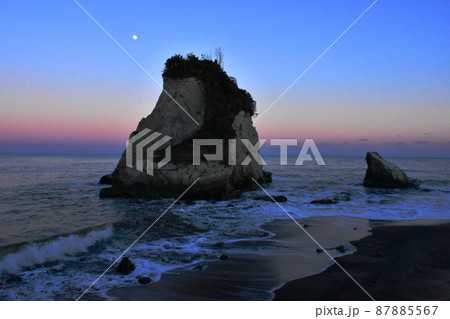 ひっそりとたたずむ「夫婦岩」と「月」の夕景 87885567