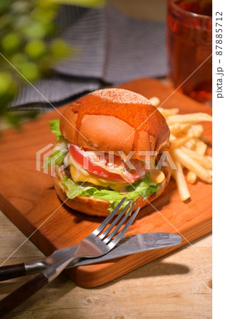 チーズハンバーガー（トマトとレタス）、ポテト添え。 87885712